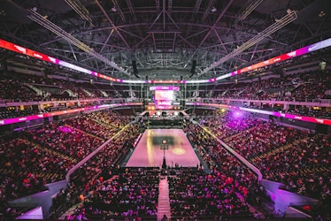 NBA赛场精彩扣篮瞬间，篮球运动员腾空而起完成暴扣